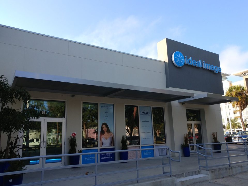 Flat-panel roof above a commercial entrance